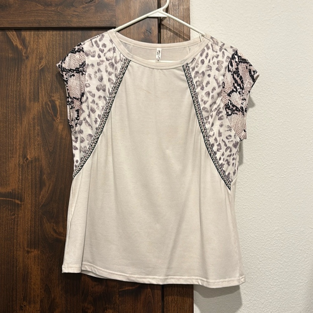 Short Sleeve Top. Small